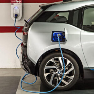 ESTAÇÃO DE RECARGA PARA CARROS ELÉTRICOS - Deve seguir diretrizes da NBR 17019 que trata da segurança na instalação; Estações de Recarga para Veículos Elétricos e Pessoas. Evitando danos e riscos na instalação, tais como: Sobrecarga e curto-circuito, Choques elétricos, danos por raios elétricos ou interferências na rede elétrica, desgaste prematuro do veículo, perca da garantir e seguro veicular.